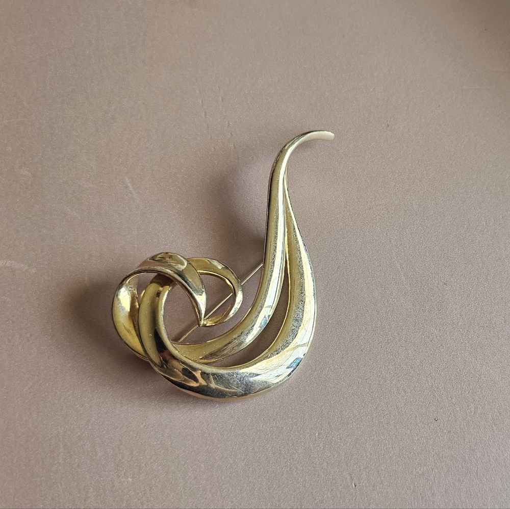 Elegant Avon Gold Brooch